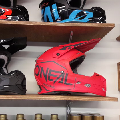 motokrosa un MBX ķiveres