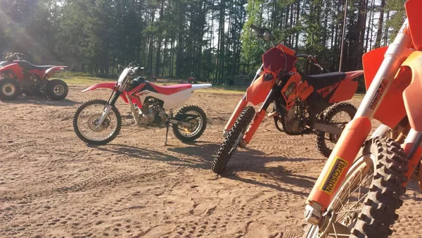 Iesācēju krosa motocikls CRF 125f no 10 gadu vecuma