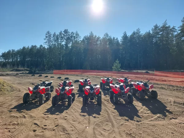 Kvadraciklu noma trasē