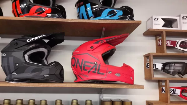 motokrosa un MBX ķiveres